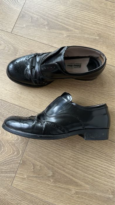 Sapatos da marca miu miu