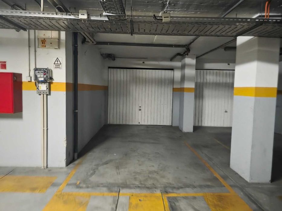 Apartamento T2 com Box e Varandas