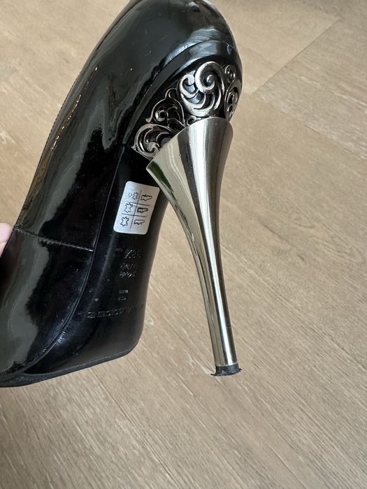 Лакові лодочки Gianmarco Lorenzi з металевою каблучкою. Розмір 38,5