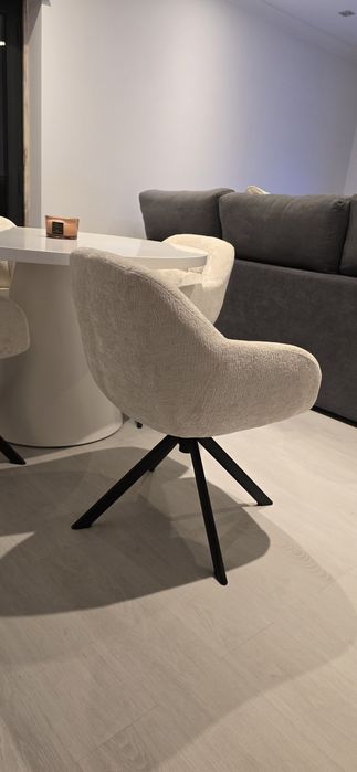 Mesa de jantar e cadeiras