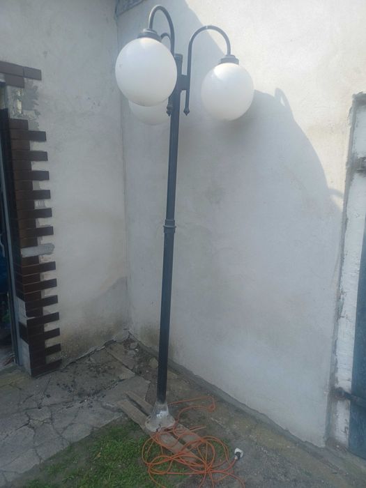 lampa ogrodowa w dobrym stanie.