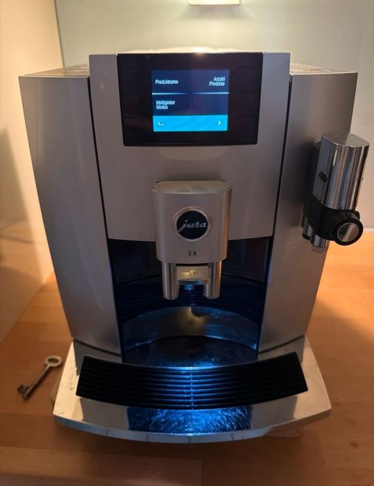 Máquina de café automática JURA E8 (EB)