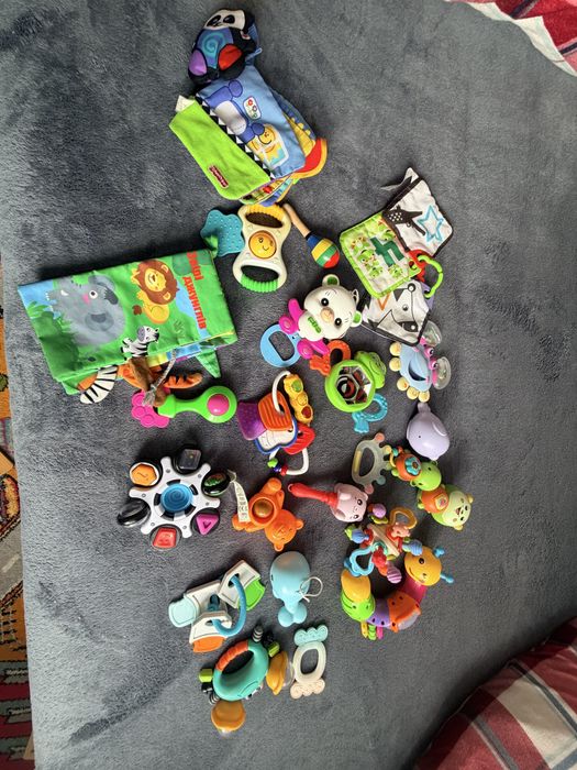 Набір брязкалець, тріщаток , мякі книжечки