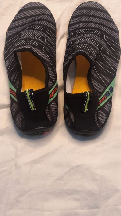 Удобные легкие можно по песку.