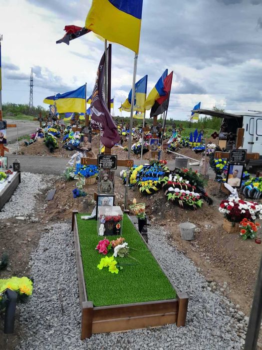 Надгробок дерев'яний. Квітник. Флагшток. Кольоровий щебінь