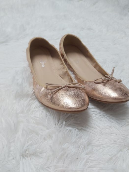 Balerinki koloru rose gold z kokardką na płaskiej podeszwie