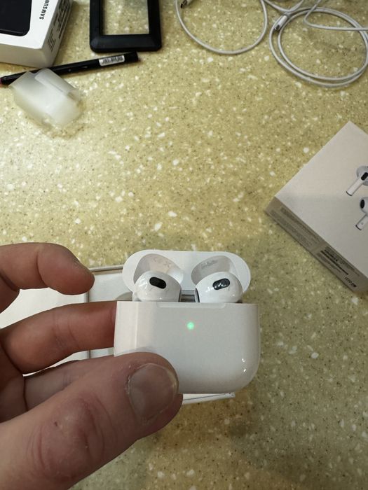 Продам Airpods 3