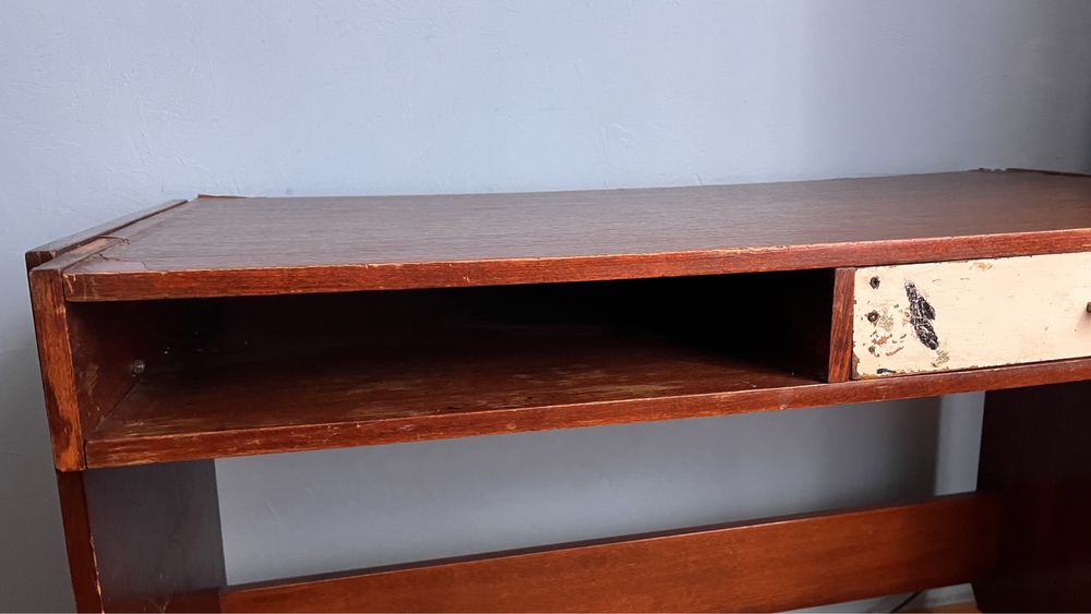 Стіл , парта для навчання