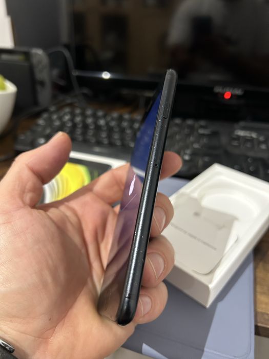 Iphon SE 2020 b. dobry