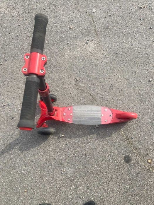Детский самокат красного цвета