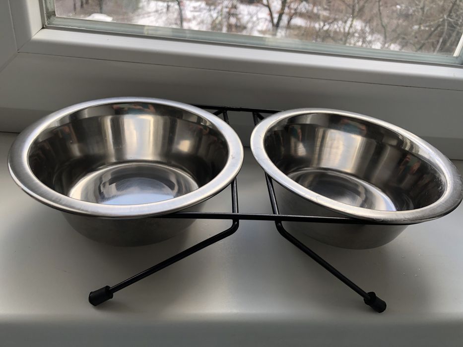 Миски на підставці