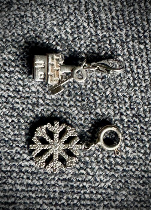 Zestaw dwóch srebrnych zawieszek – subtelna elegancja