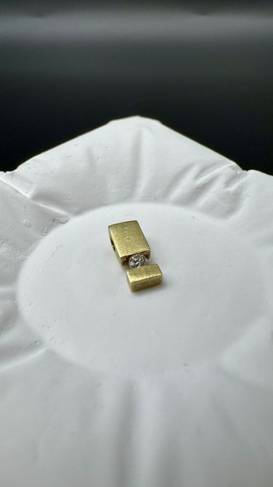 Złota przywieszka, wisiorek z brylantem z certyfikatem; próba: 14ct 585, waga: 1,10g