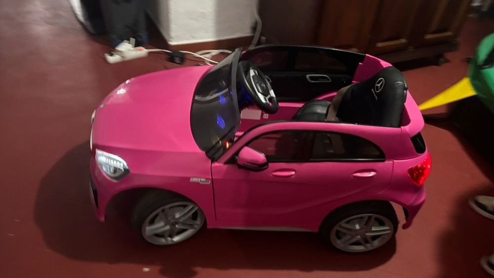 Mercedes A45 AMG elétrico para menina