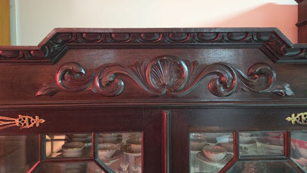 Cristaleira em mogno estilo holandês