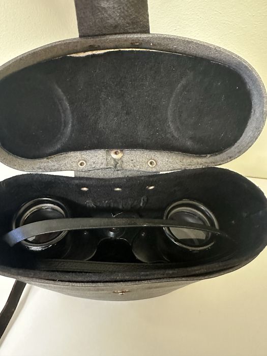 Бінокль в чохлі