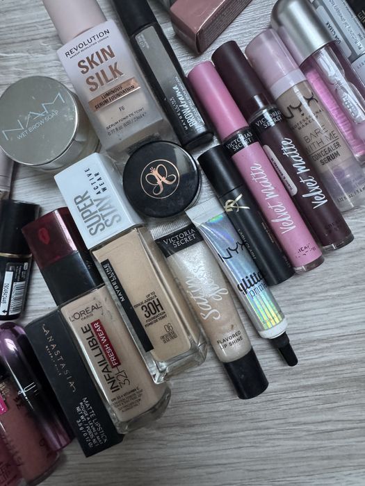 zestaw kosmetyków do makijażu