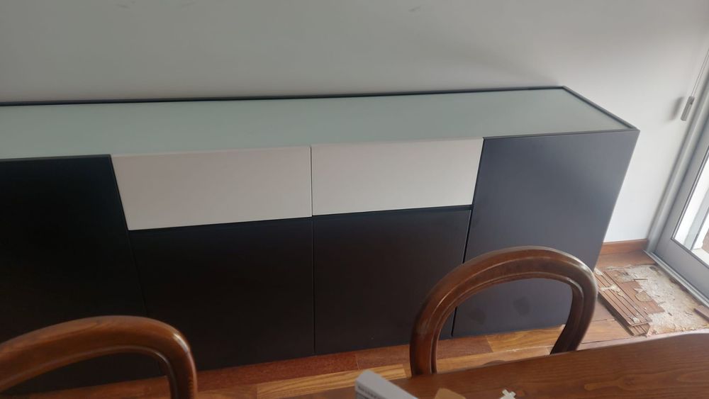 Aparador Moderno com Vidro Fosco – Móvel de Design Impecável