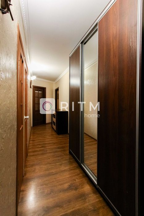 4-к. квартира з меблями та ремонтом за вул. Відродження