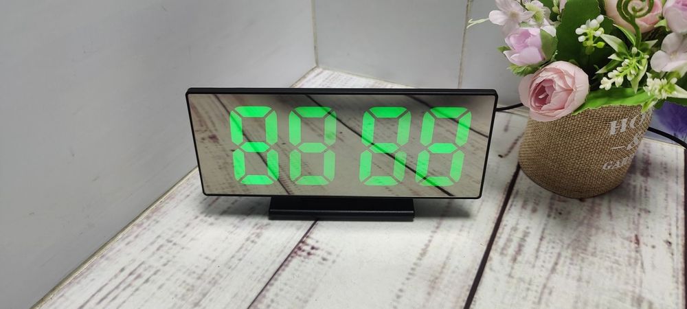 Настольные часы с LED индикацией