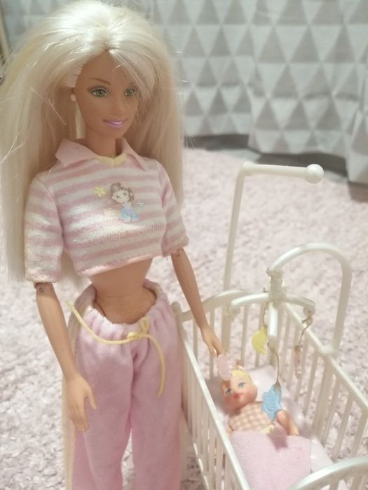 Barbie com bebé e berço