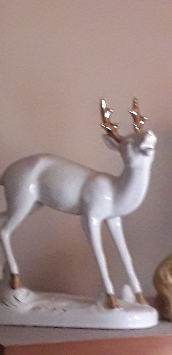 LOUÇA ANTIGA - Veado em louça branca e dourado com marca de fábrica