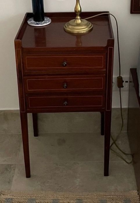 Mesa de cabeceira estilo D. Maria