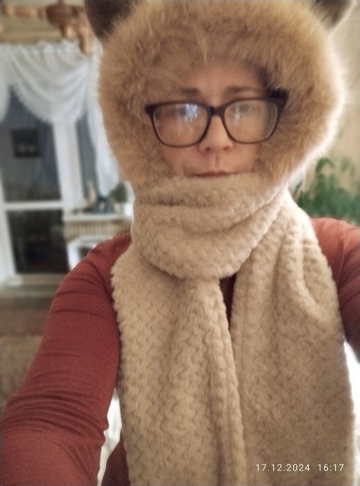 Czapka z szalem i schowkiem na ręce