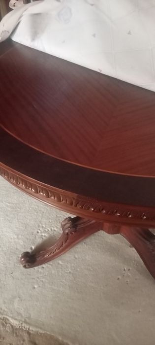 Mesa clássica de madeira