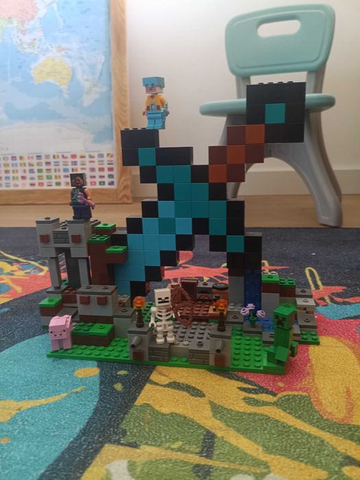 Zestaw LEGO Minecraft Bastion Miecza