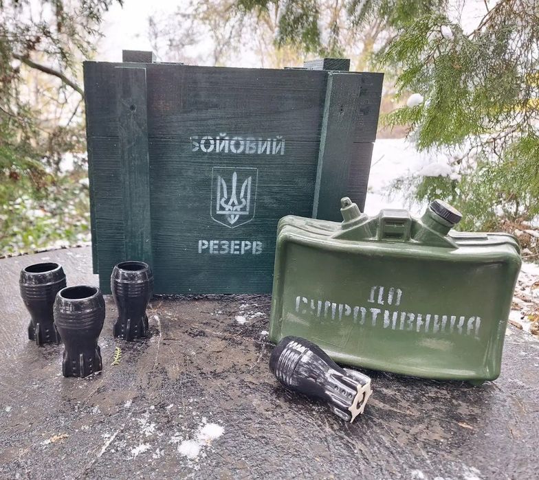 Бойовий резерв МОН-50 - пляшка міна і стакани в дерев'яному ящику