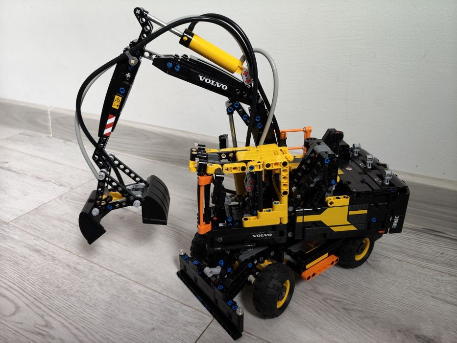 Koparka LEGO technic 42053 Volvo EW160E