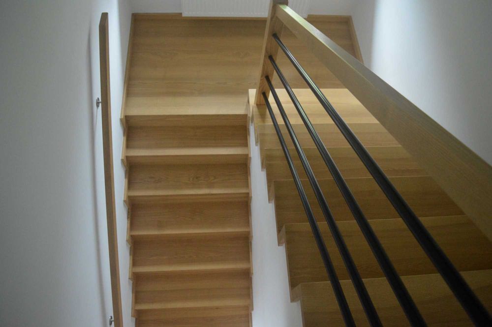 Schody drewniane dywanowe schody drewniane półkowe