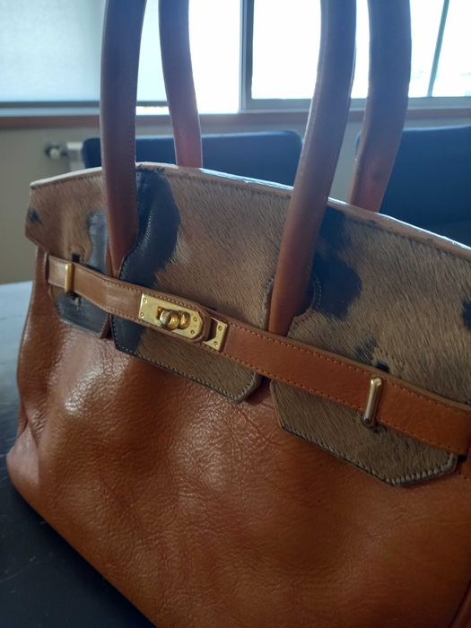 Carteira toda em pele, cor Camel com pele de vaca,como nova.