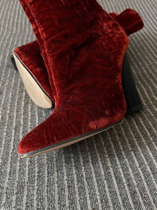 Червоні оксамитові ботільйони з чорним блоковим каблуком