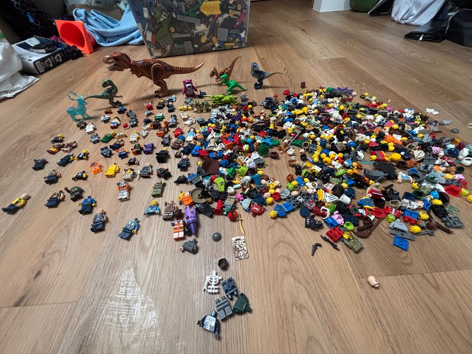 #Mix LEGO + około 180 figurek do poskładania