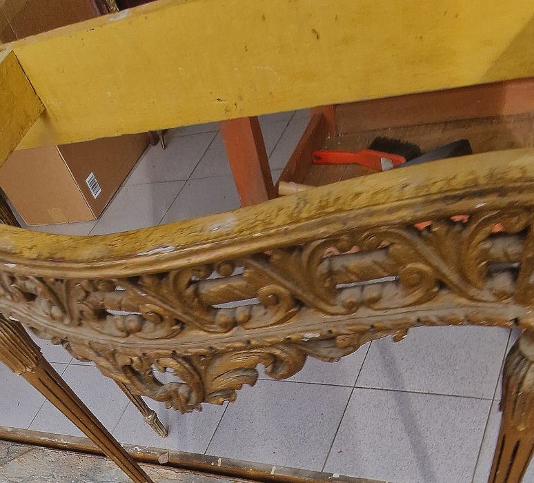 Mesa tipo credencial dourada