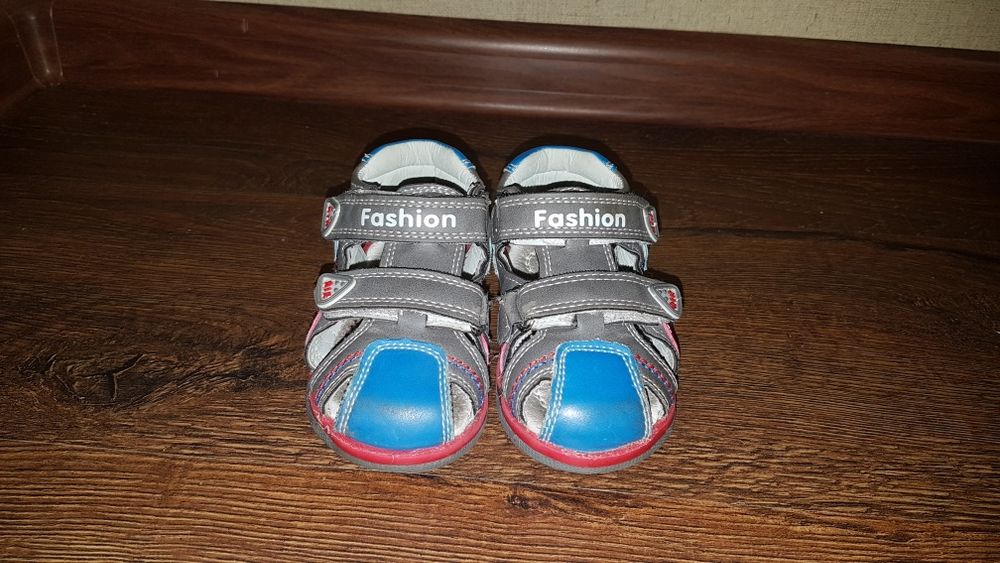 Босоножки,сандалии на мальчика 21 размер