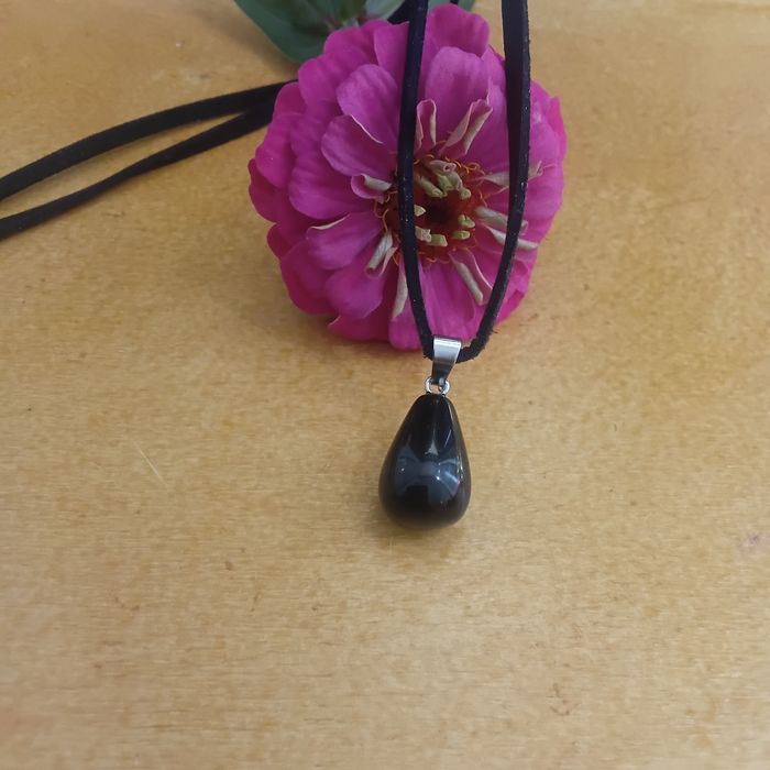 Fio  com pingente em lágrima de obsidiana