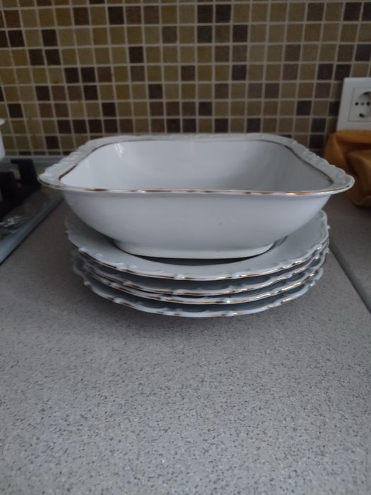 Посуда:тарелки и салатница