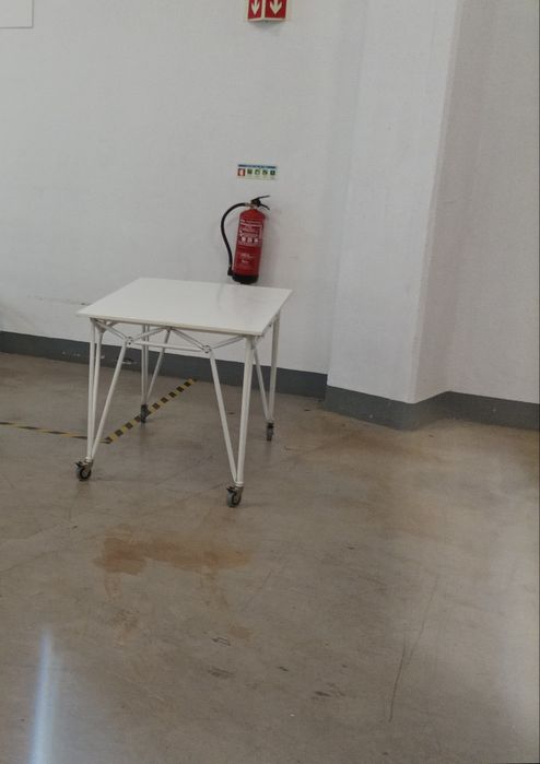 Mesas com rodas direcionais e com travão