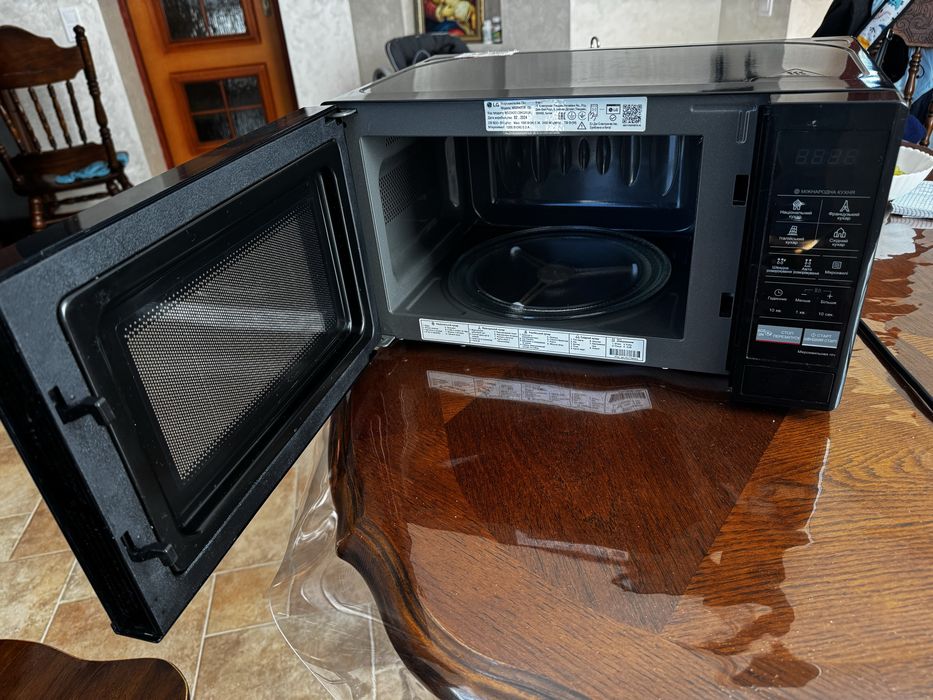 Мікрохвильова піч LG MS2042DB