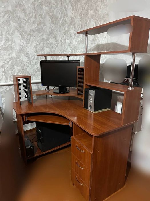 Компʼютерний стіл