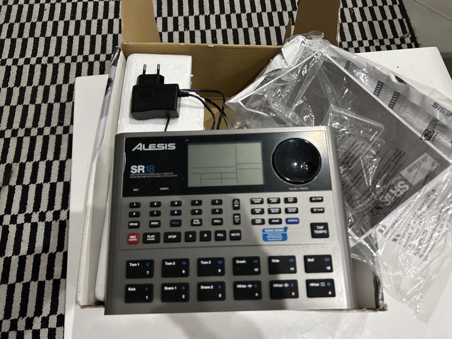 Alesis SR 18 (como nova)+ pedal Boss FS-6 (nunca usado). Ler descrição