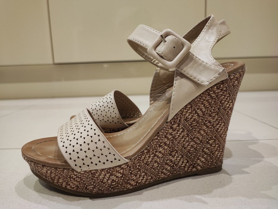 Buty na koturnie