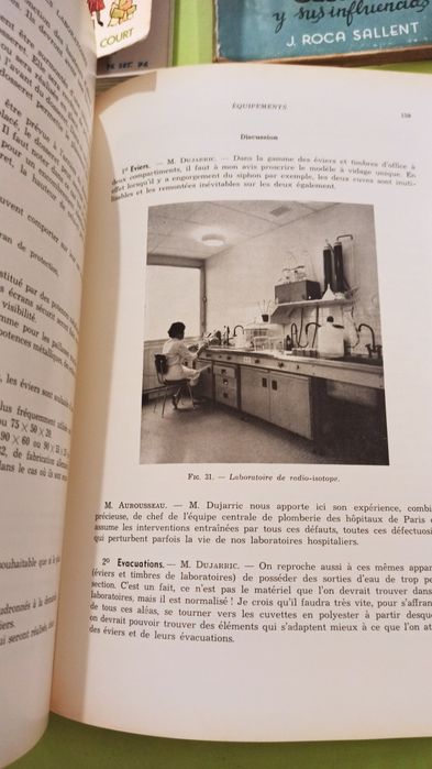 Diversos livros sobre arte e arquitetura.