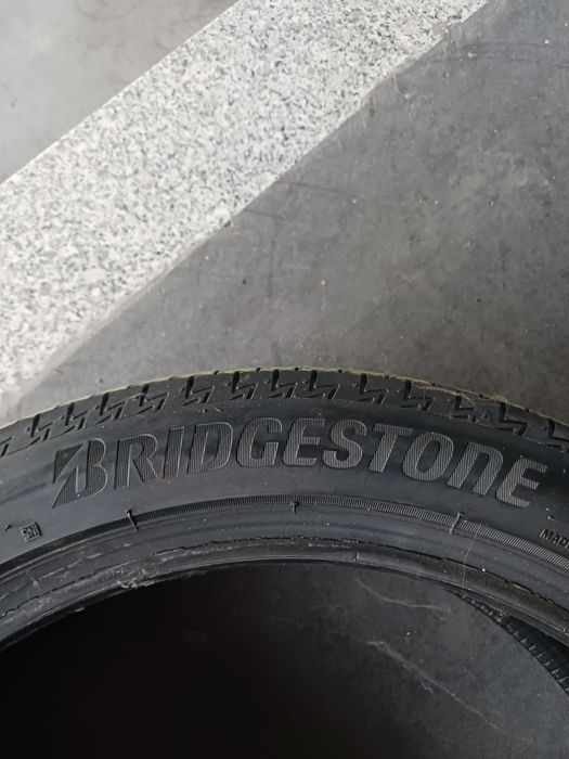 Vendo pneus semi-novos 215/45/18 Bridgestone