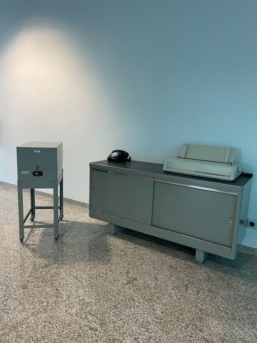 Secretárias com cadeiras, moveis arquivo e aparador