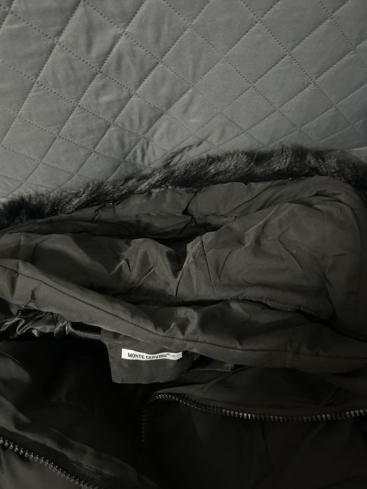 Casaco preto de capuz muito bom estado comprido