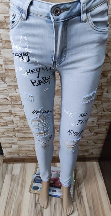 Spodnie rurki jasny jeans dziury napisy xs
